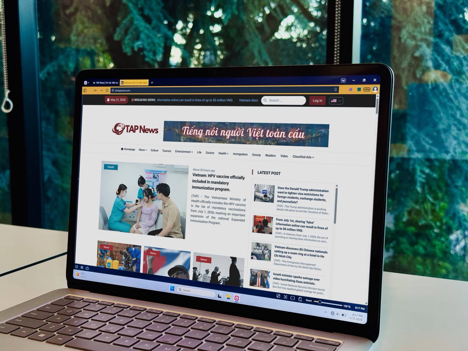 Trang báo điện tử TAP News phiên bản tiếng Anh trên máy tính