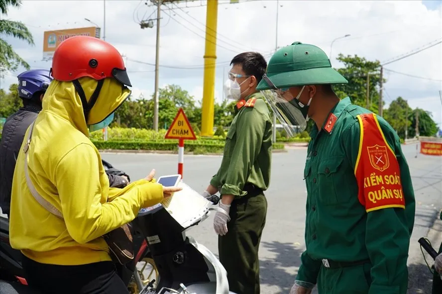 Từ 0h ngày 25/8 TP.HCM đổi giấy đi đường mới