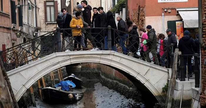 Du khách đi bộ thăm Venice vì kênh cạn nước