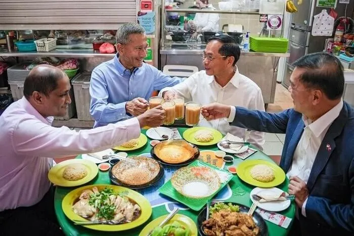 Bộ trưởng Ngoại giao Việt Nam và Singapore thưởng thức ẩm thực đường phố