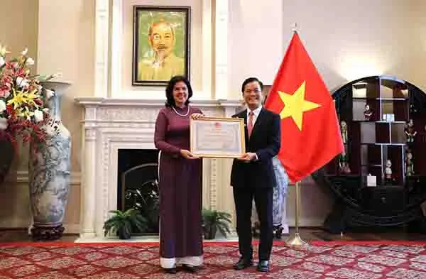 Trao huân chương hữu nghị cho nguyên đại sứ Cuba tại Việt Nam