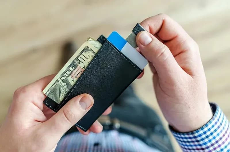 Giữa lúc lãi suất cao và lạm phát bất ổn, làm sao để xóa nợ thẻ tín dụng?