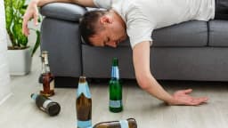 Những phiền toái cho giấc ngủ khi uống nhiều rượu ngày Tết