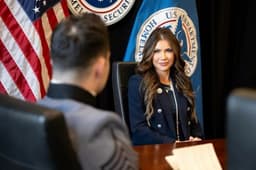 Chính quyền ông Trump hỗ trợ 1.000 USD để khuyến khích người nhập cư tự rời đi