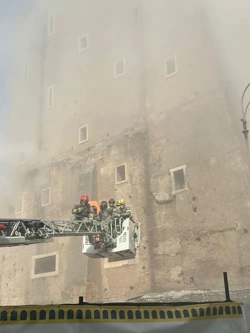 Tháp cổ ở Rome sập khi đang trùng tu đè chết công nhân