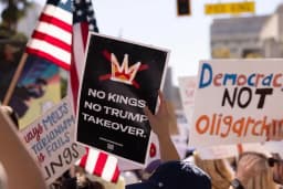 Tỷ lệ ủng hộ Trump giảm còn 33%, nguyên nhân do đâu?