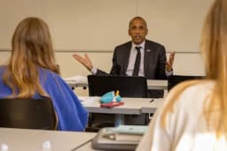 Pháp kêu gọi Hoa Kỳ thả góa phụ 85 tuổi bị ICE giam giữ