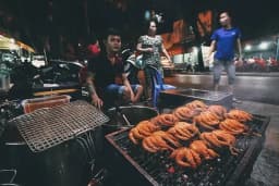 Phố ẩm thực Vĩnh Khánh ở TP. HCM - Top 10 con phố thú vị nhất thế giới 2025