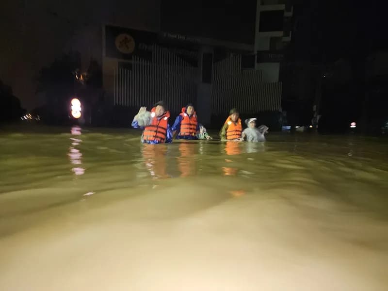 Mưa lũ bủa vây nhiều nơi ở Huế và Đà Nẵng