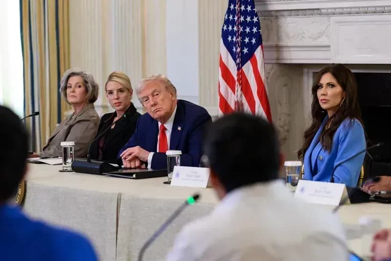 Ông Trump muốn bỏ tù Thống đốc Illinois và Thị trưởng Chicago