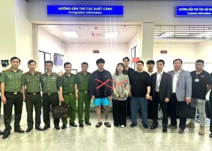 Vietnam Hands Over Two Interpol Red Notice Fugitives to South Korea Vietnam Hands Over Two Interpol Red Notice Fugitives to South Korea