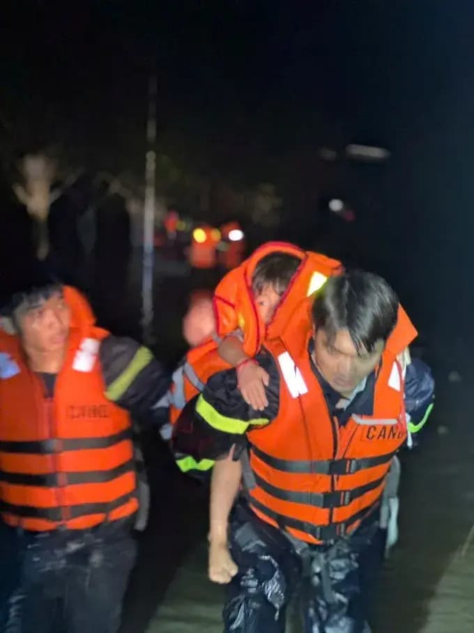 Giải cứu hàng trăm người tại khu vực ngập sâu ở TP. HCM