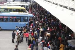 Dòng người hối hả trở về nhà sum họp Tết Dòng người hối hả trở về nhà sum họp Tết