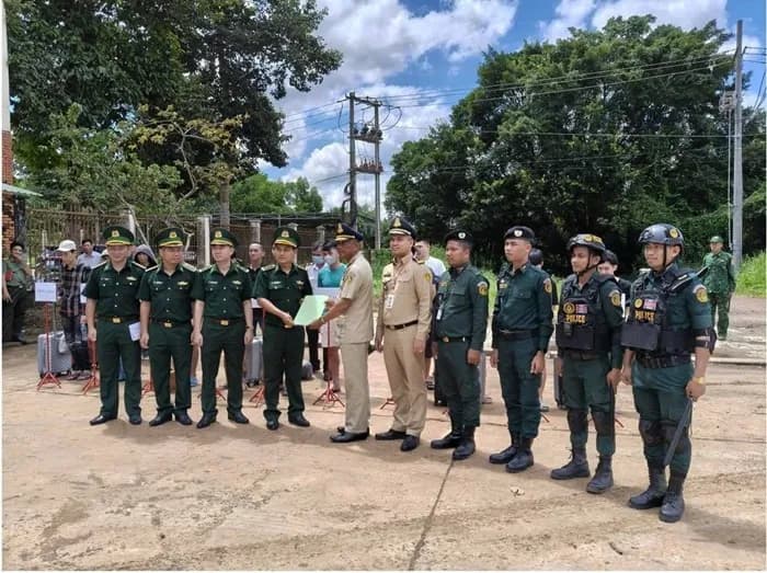 Tiếp nhận 15 công dân Việt từ Campuchia, ba người nghi bị lừa bán