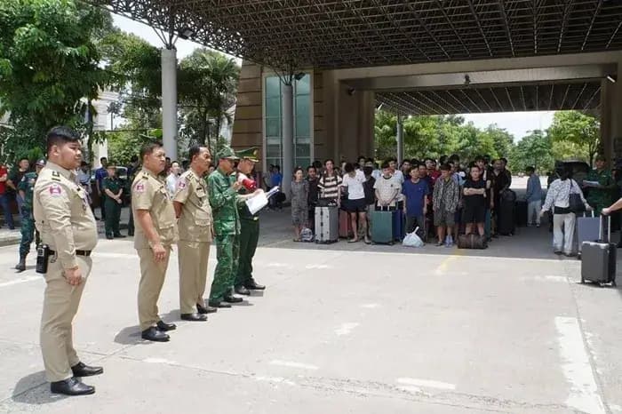 Việt Nam tiếp nhận 79 lao động trái phép do Campuchia trao trả
