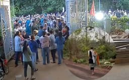 Hãy để cho ông Minh Tuệ được tu hành thanh tịnh! Hãy để cho ông Minh Tuệ được tu hành thanh tịnh!