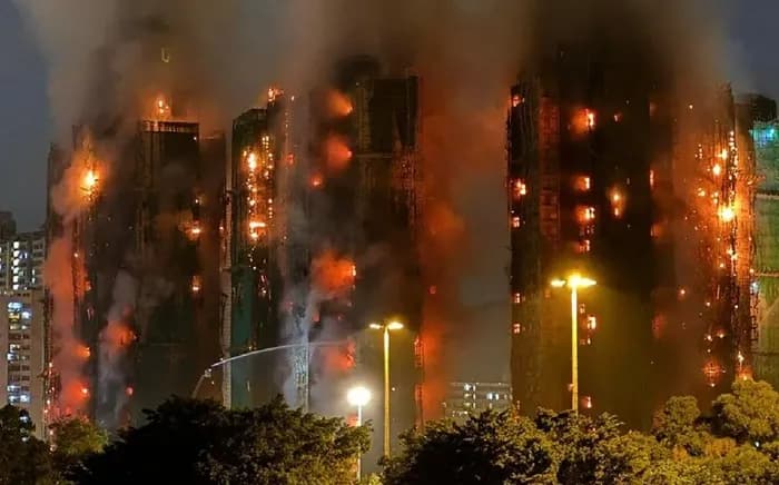 Chung cư ở Hong Kong cháy dữ dội khiến ít nhất 44 người chết