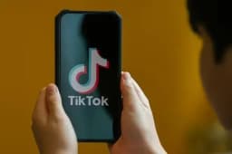 EU cảnh báo phạt nặng TikTok vì “thiết kế gây nghiện” EU cảnh báo phạt nặng TikTok vì “thiết kế gây nghiện”