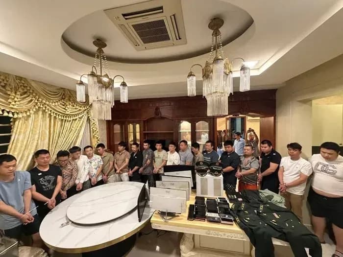 Campuchia bắt giữ 19 người Trung Quốc giả danh quân nhân để lừa đảo