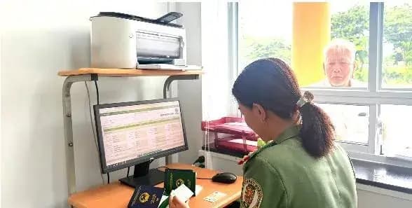 Việt Nam cảnh báo tình trạng “cò dịch vụ” làm hộ chiếu trực tuyến